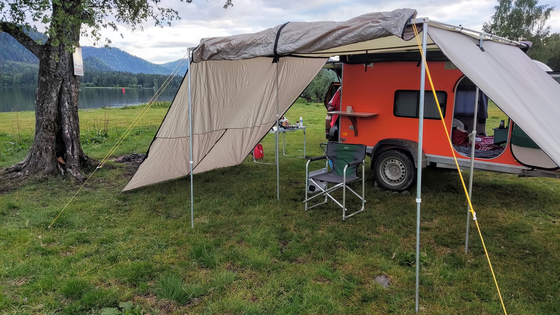 Прицеп на природе у озера